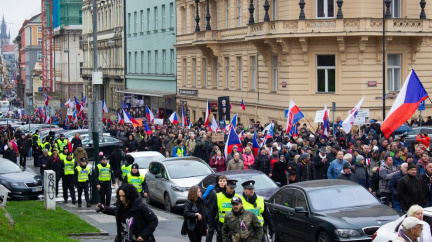 Tisíce lidí protestovaly v Praze proti České televizi a vládě