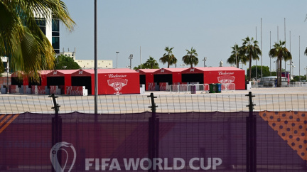 Katar na poslední chvíli zakázal prodej piva u stadionů, lístky na fotbal jsou nejdražší v historii