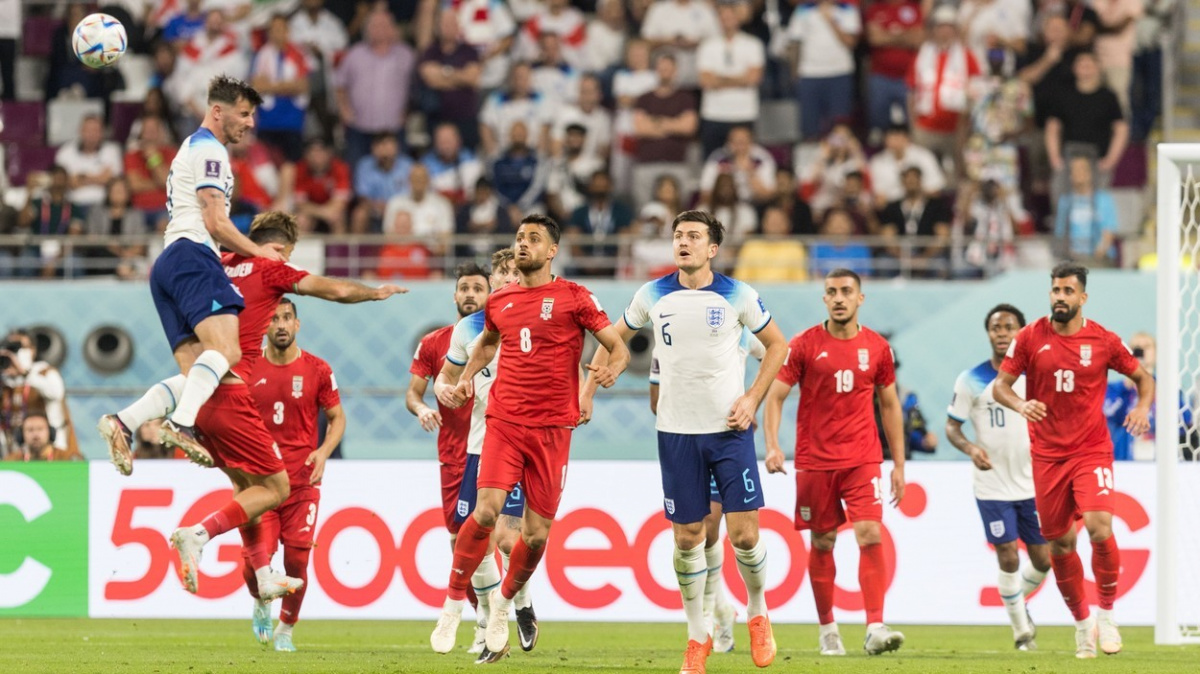 Angličtí fotbalisté ukončili sérii bez vítězství, Íránci nezpívali hymnu