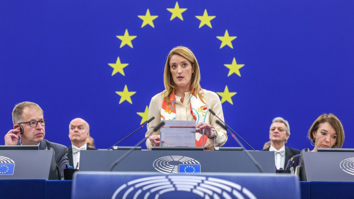 Evropa si půjčí 440 miliard, aby je mohla půjčit Ukrajině, schválili europoslanci