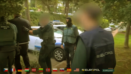 Policie při obřím zátahu zatkla 44 lidí v deseti zemích, devět v ČR