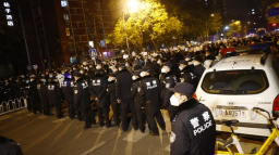 Propaganda a cenzura uspěly: Mladí čínští demonstranti nevědí nic o komunistických zvěrstvech