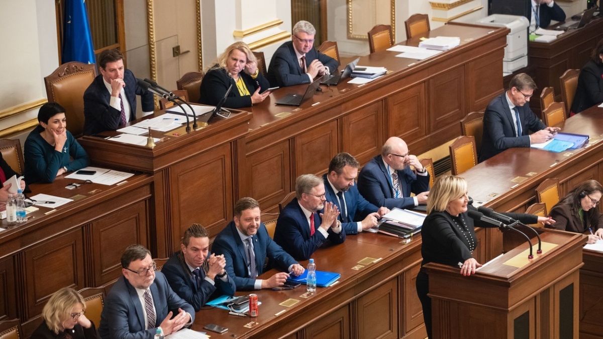 Sněmovna schválila rozpočet se schodkem 295 miliard, opozice se svými návrhy neuspěla