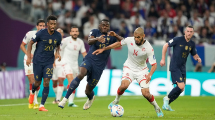 Francie prohrála s Tuniskem, Austrálie je po 16 letech v osmifinále