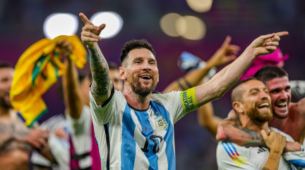 Fotbalový mág Messi zářil. Argentina a Nizozemsko postupují do čtvrtfinále