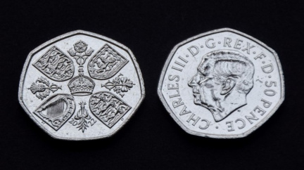 Do oběhu šla dnes první mince s Karlem III.