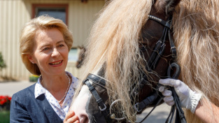 Ursula von der Leyenová je známá milovnice koní. Na snímku při návštěvě hřebčína v Gomadingenu