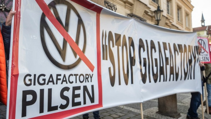 Na tři stovky lidí v Plzni protestovaly proti zvažovanému rušení letiště Líně