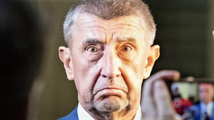 Měsíc je planeta a kráva vyrábí mléko v žaludcích, řekl Babiš. Děti se mu vysmály