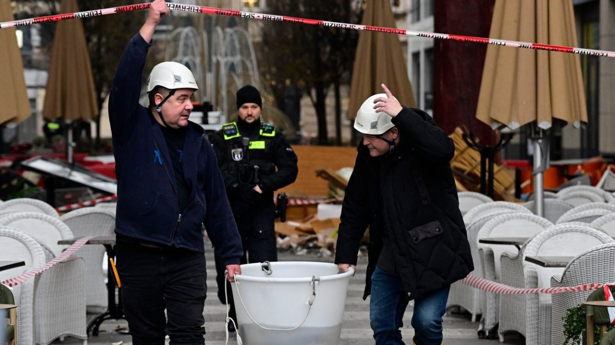 Z obrovského prasklého akvária v Berlíně se podařilo zachránit desítky ryb