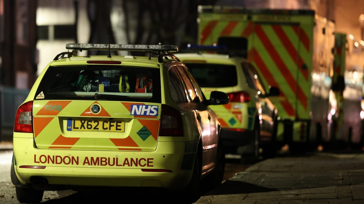 Příteli chvátej, píšu vzkaz: Po zdravotních sestrách stávkují za vyšší platy britští záchranáři