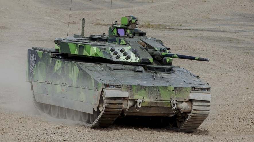 ČR převzala první darovaný tank a podepsala memorandum o pořízení švédských BVP