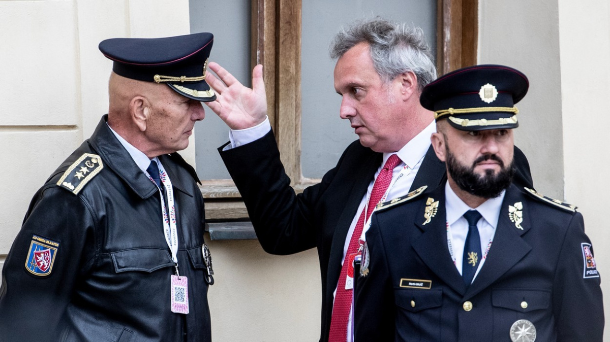 Vláda mj. zřídila funkci poradce pro národní bezpečnost, prodloužila kontroly na hranicích