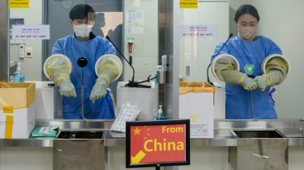 USA evidují vzestup nové verze koronaviru, EU nabídla Číně vakcíny proti covidu