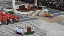 Benedikt XVI. byl pohřben ve Vatikánu