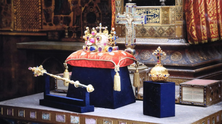 Sedm klíčníků otevřelo v katedrále Korunní komoru s korunovačními klenoty