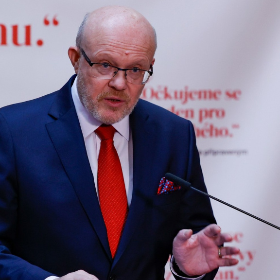 Vláda schválila úhradu antibiotik ze zahraničí, podle Válka jsou dražší jen o pár korun