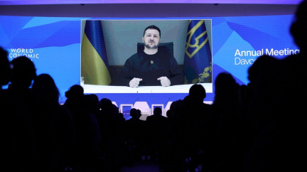 Zelenskyj v Davosu žádal tanky pro Ukrajinu, Duda varoval před ruskou ofenzivou