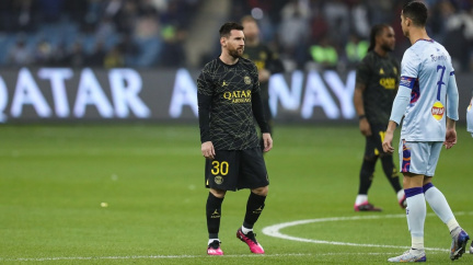 Ronaldo se v Saúdské Arábii uvedl dvěma góly, při výhře PSG se trefil i Messi