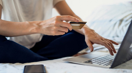 Přeshraniční platby za nákupy po internetu se zřejmě budou evidovat
