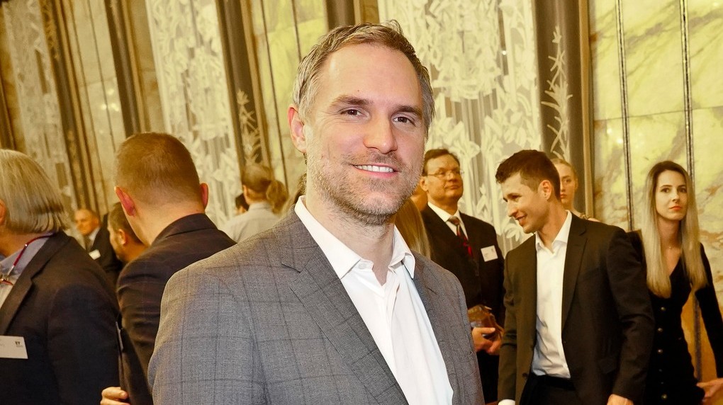 Spolu, Piráti a STAN dokončili v Praze koaliční smlouvu, dopravu budou mít zase Piráti