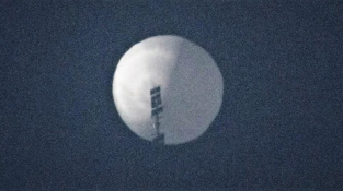 Čínský balon nad Montanou. Pod balonem jsou vidět solární panely, které patrně napájí špionážní techniku.