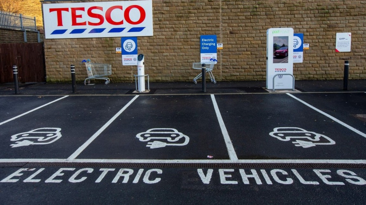 Europarlament potvrdil, že za 12 let už si nové auto na benzin či naftu nekoupíme