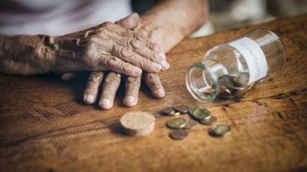 Vláda schválila návrh novely se snížením červnové valorizace penzí