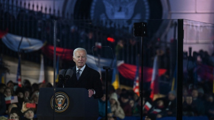 Podpora Ukrajiny nepoleví a Rusko tam nikdy nezvítězí, prohlásil Biden ve Varšavě