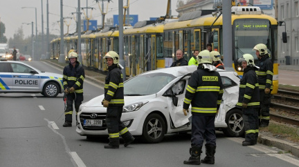 Přísnější tresty pro řidiče: Za blokování tramvají zaparkovaným autem až 10 000 korun