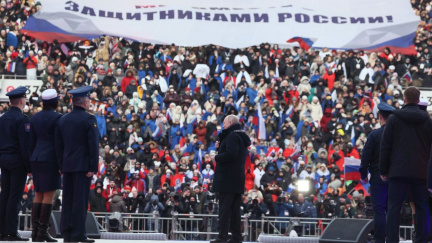 Akce v sovětském stylu: Putin na vlasteneckém shromáždění ocenil ruské vojáky