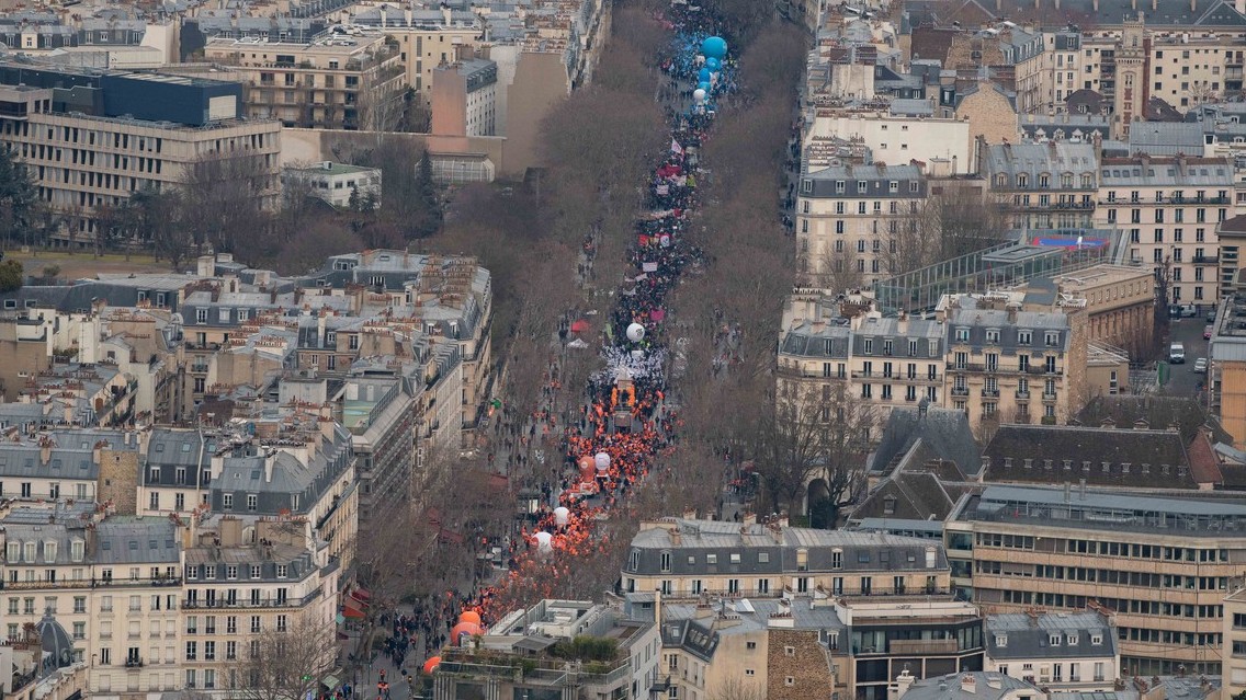 Francouzi opět stávkovali proti důchodové reformě, odbory chtějí v zemi zastavit život