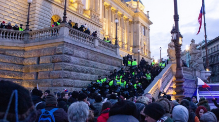 Aktualizováno: Tisíce lidí protestovaly proti vládě, část vyvolala konflikt u muzea