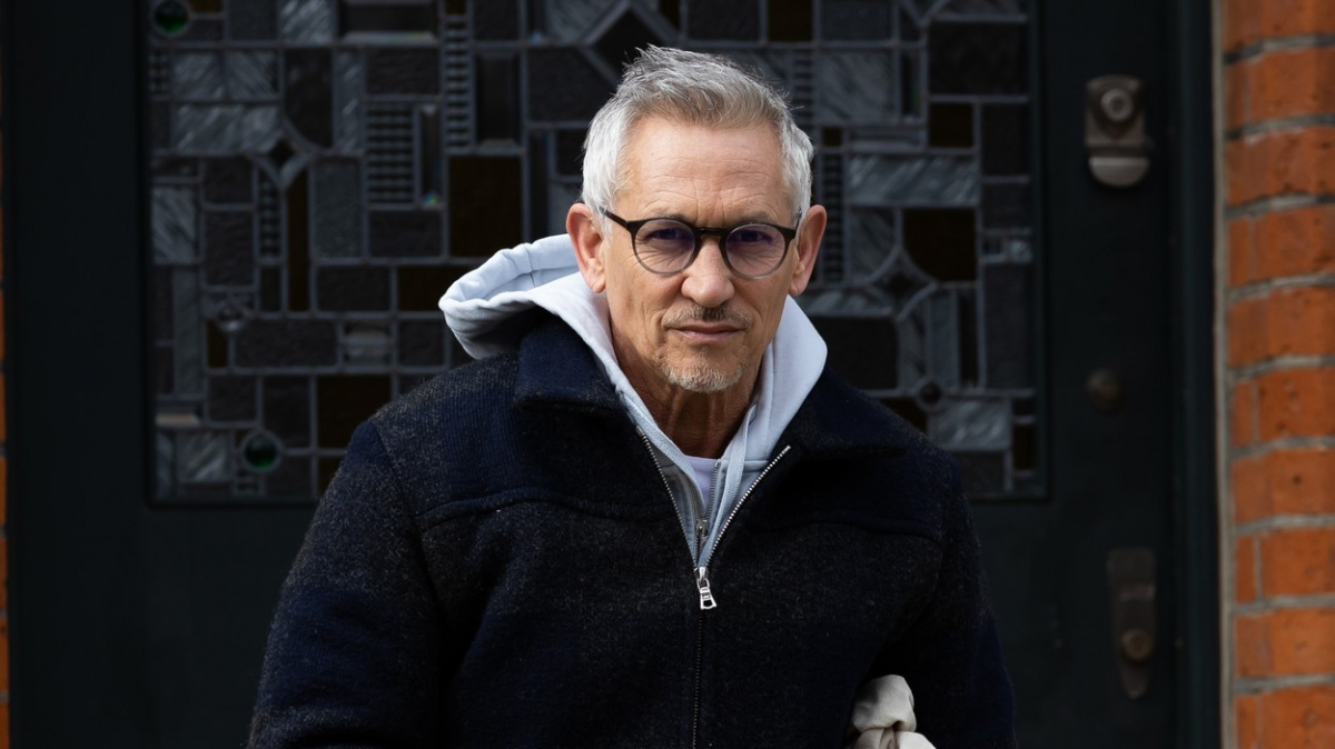 Lineker se po kritice vládní migrační politiky vrací k moderování pořadu na BBC