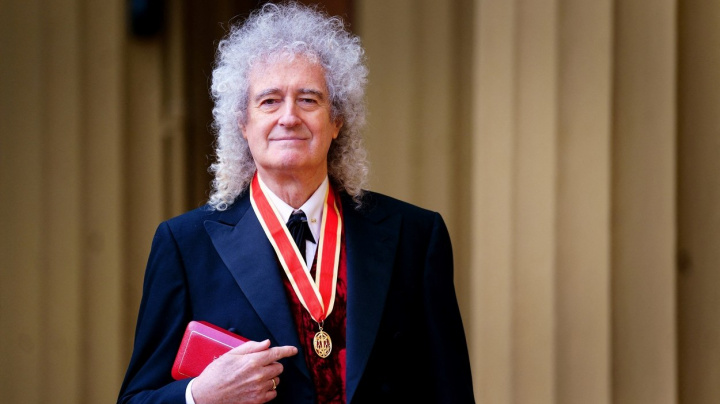 Karel III. pasoval kytaristu kapely Queen Briana Maye na rytíře