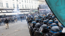 Protesty proti francouzské důchodové reformě přerostly 23. března v násilnosti