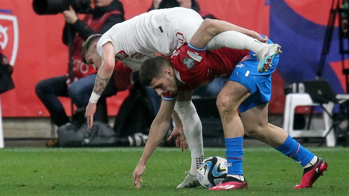 Ledová sprcha a Santosův katastrofální debut, hořekují polská média po prohře v Praze