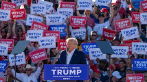 Je to hon na čarodějnice, hlásá Trump a jeho příznivci