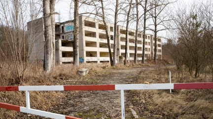 Při demolici budov v Milovicích bylo území kontaminováno