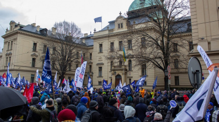 Několik tisíc odborářů protestovalo u sídla vlády proti reformě penzí