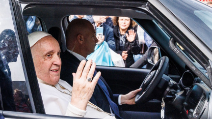 Papež František opustil po hospitalizaci nemocnici, pozdravil se s věřícími