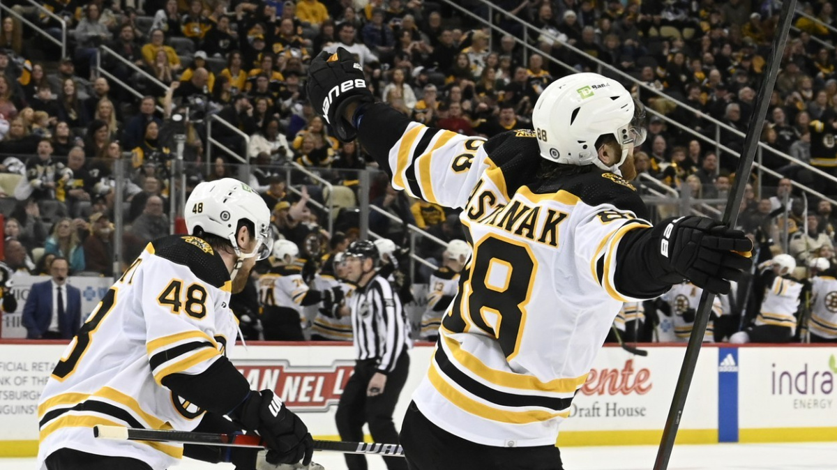 Pastrňák nasázel v NHL hattrick a jako druhý Čech pokořil stobodovou hranici