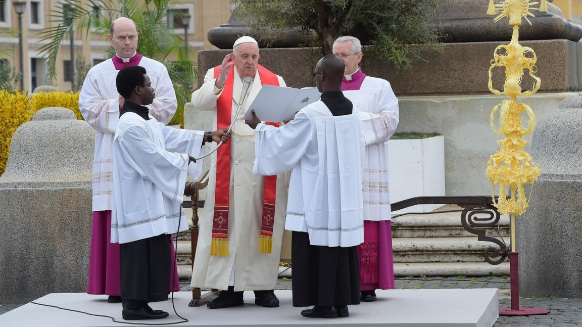 Papež František při mši na Květnou neděli poděkoval za modlitby za své zdraví |  Zpravy