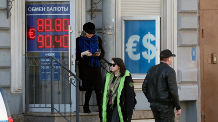 Ruský rubl padá. Je nejníž od loňského dubna