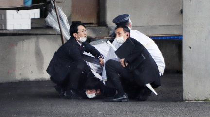 Při útoku na japonského premiéra byl zraněn policista, podezřelého zadrželi