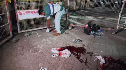 Trojice útočníků v přímém přenosu zastřelila indického exposlance a jeho bratra