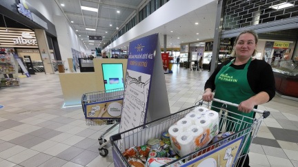 Češi v letošní jarní Sbírce potravin darovali 438 tun zboží, méně než na podzim