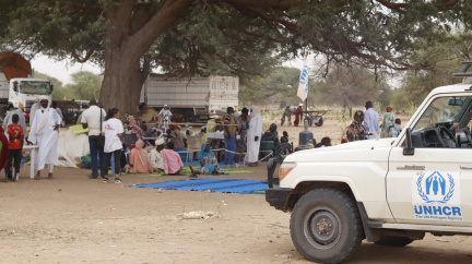 Ze Súdánu uprchlo přes sto tisíc lidí, znepřátelení generálové mají jednat o stabilním příměří