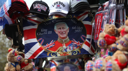 Korunovace jako velký kšeft: Spousta piva, památeční předměty a pamlsky