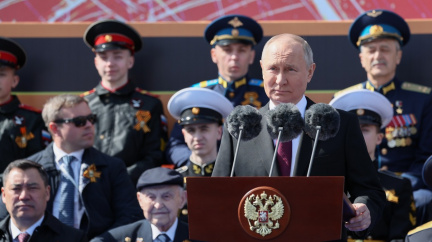 Putin na přehlídce ke Dní vítězství znovu z války na Ukrajině obvinil Západ
